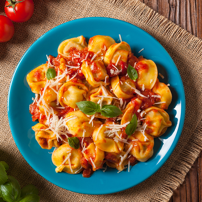 Tortelloni gefüllt mit Prosciutto in Tomatensauce