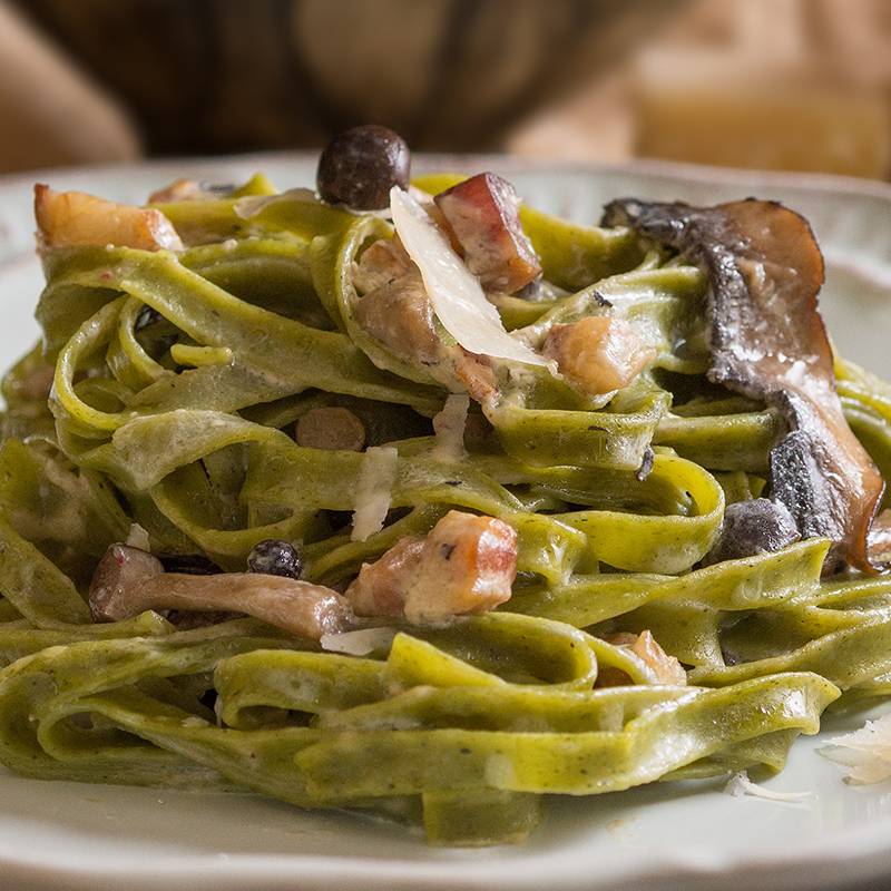 Zelene tagliatelle sa umakom od pečenog patlidžana