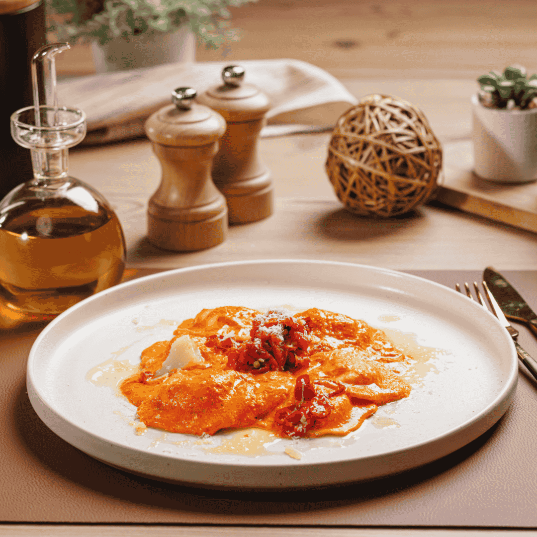 Aurelia-gourmet-ravioli-s-kozjim-sirom-i-crnim-maslinama-u-umaku-od-pecene-paprike-i-safrana