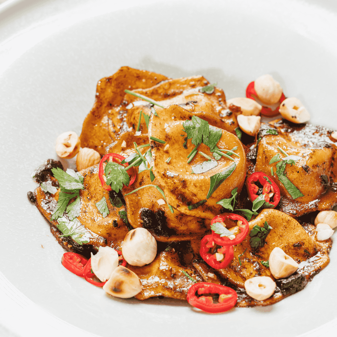 Ravioli s ovčjim sirom u umaku od crnog češnjaka