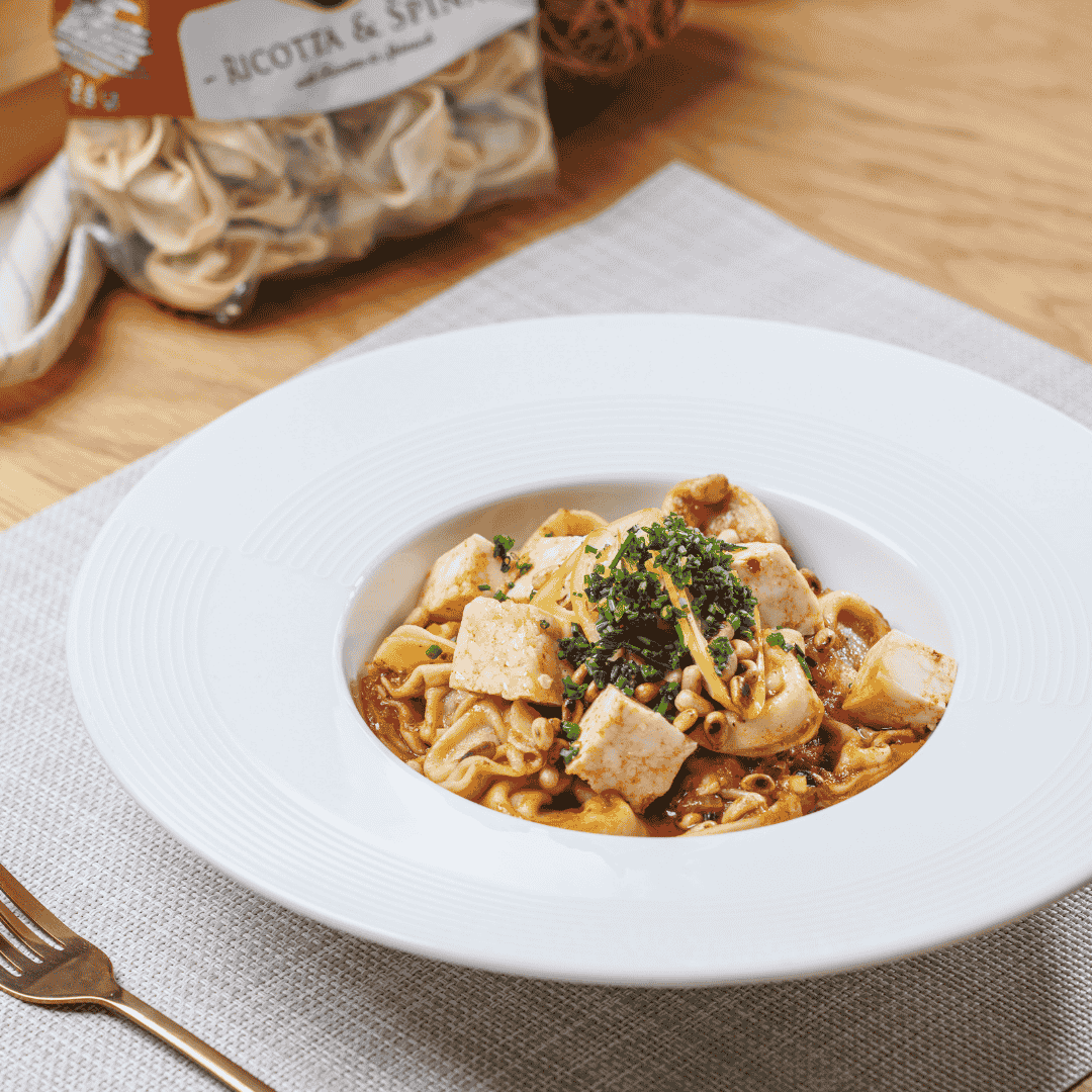 Aurelia-tortelloni-punjeni-ricottom-i-spinatom-u-umaku-od-rajcice-pesta-i-pinjola