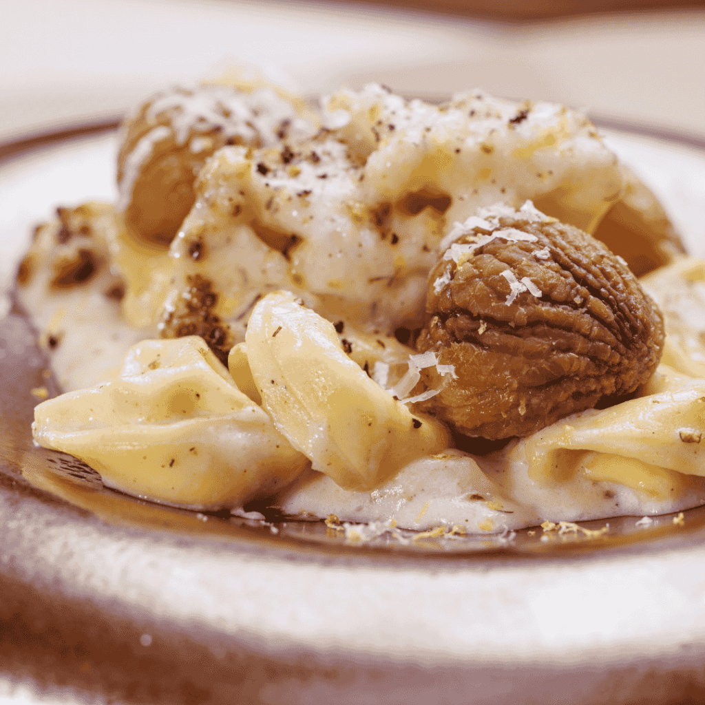 Tortelloni-punjeni-s-puretinom-u-besamel-umaku-s-pecenom-cvjetacom-i-kestenima