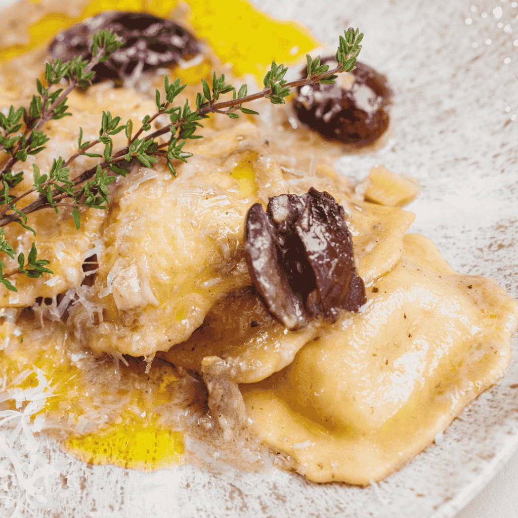 Gourmet-ravioli-ovcj-sir-s-bijelim-incunima-i-domacim-maslinama