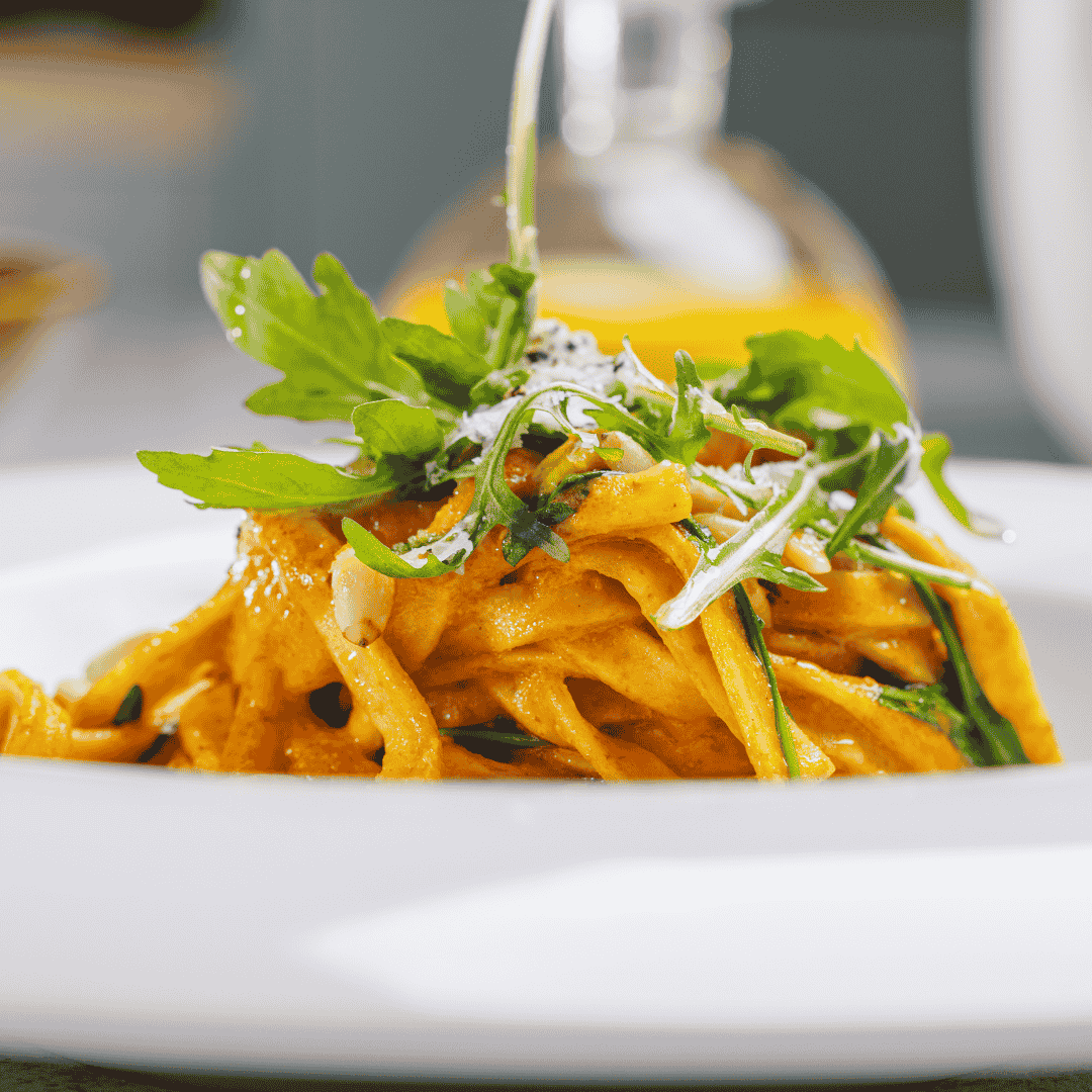 Integralne-fettuccine-s-pestom-od-cherry-rajcica-i-pinjolima