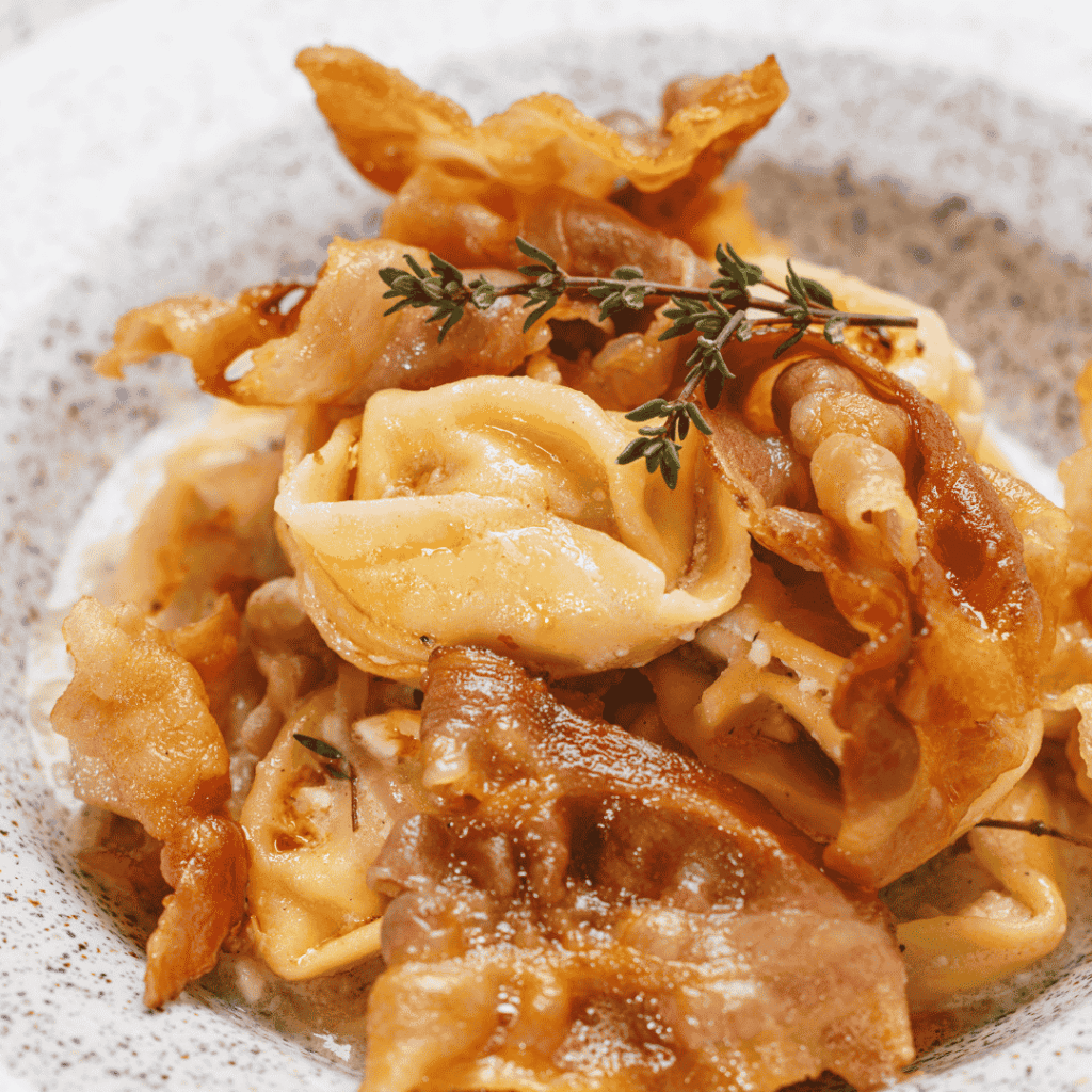 Tortelloni-prsut-sa-svjezim-sirom-slaninom-i-kiselim-vrhnjem