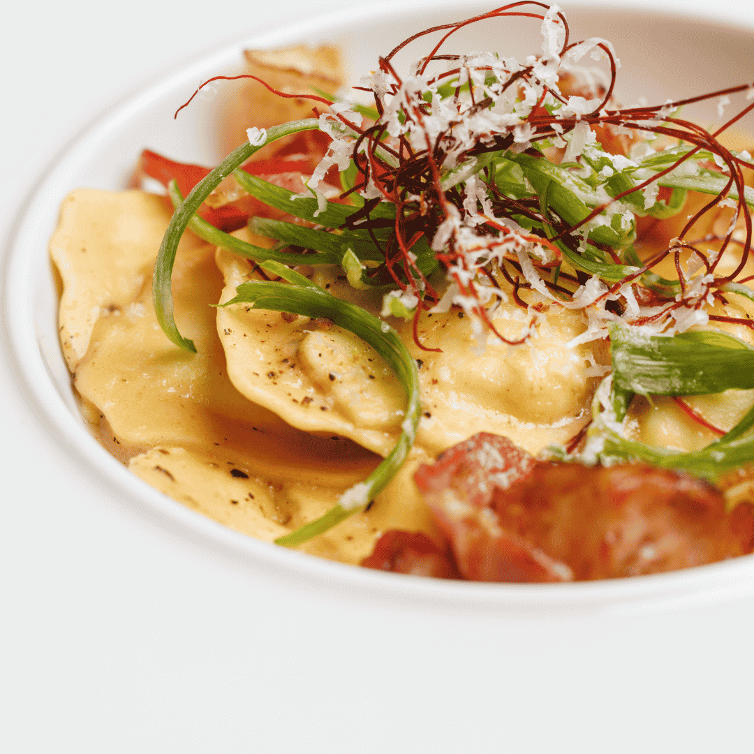 Ravioli s istarskim tartufima u krem umaku od pečenja i čipsom od slanine