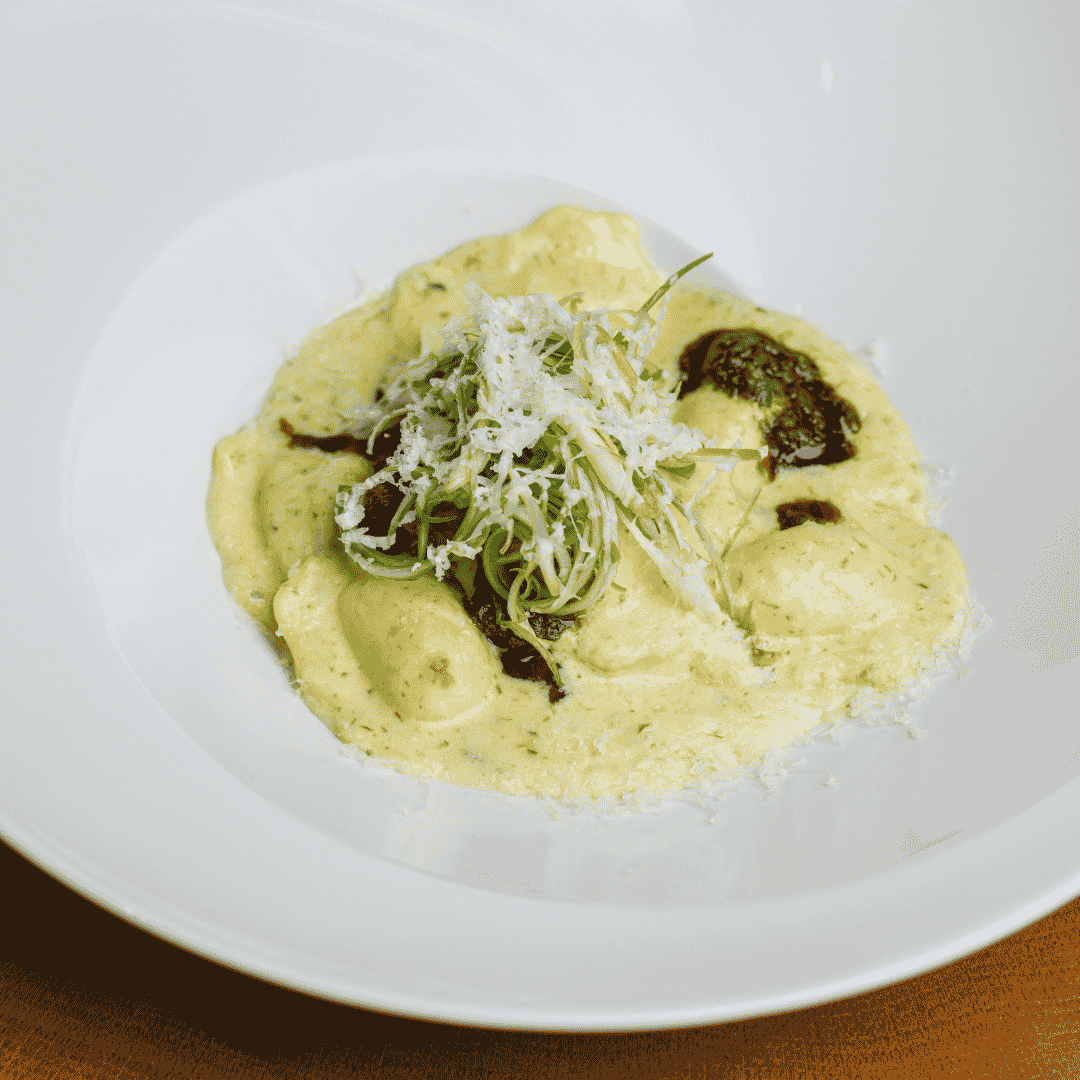 Ravioli s kozjim sirom i crnim maslinama u umaku od pesta medvjeđeg luka