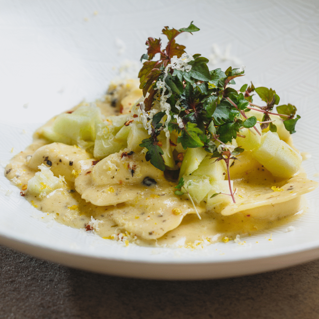 Aurelia-ravioli-s-istarskim-tartufima-umak-od-brie-sira-kockice-jabuka